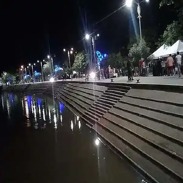 Largo de la ribera de Lorica iluminado con luces y actividades nocturnas.