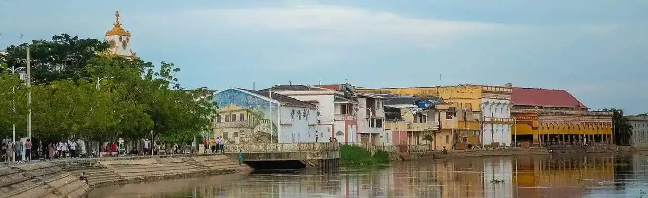 Vista de las coloridas casas a orillas del río en Lorica, Córdoba.