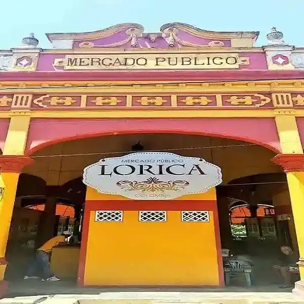 Mercado público de Lorica, Córdoba, Colombia, con arquitectura colorida y tradicional.