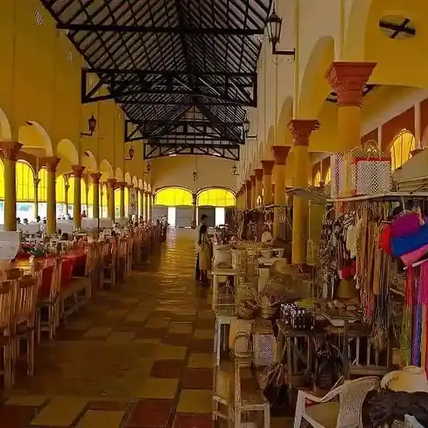 Interior de un restaurante con mesas y puestos de artesanías en Lorica, Córdoba, Colombia.