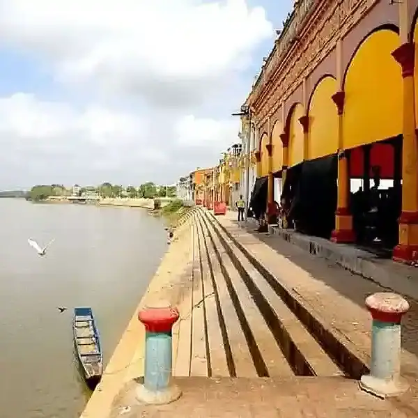 Paseo por el malecón de Lorica, Córdoba, con vista al río y arquitectura colonial colorida.