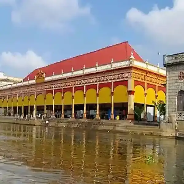 Edificio histórico en Lorica, Córdoba, con reflejo en el río.