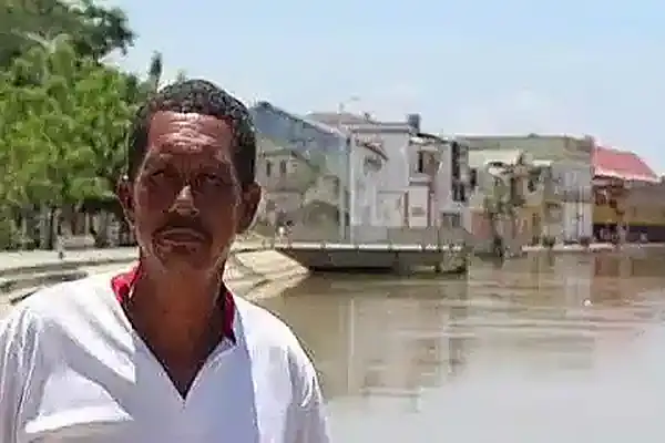 Sucesos y leyendas 31 Puente sobre el río en Lorica, Córdoba, Colombia, con edificios y calles en el fondo.