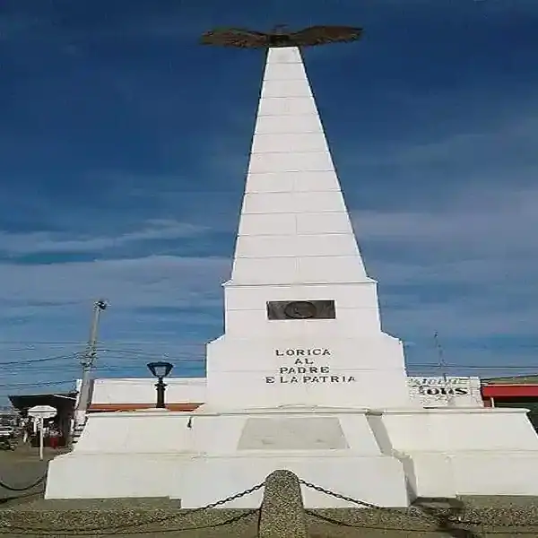 Monumento en Lorica, Córdoba, Colombia, en honor a la patria y la historia local.