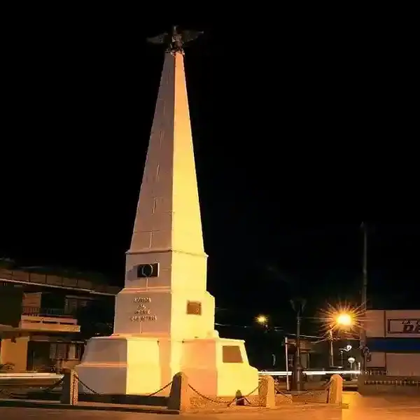 Árbol de Navidad decorativo en Lorica, Córdoba, Colombia, iluminado en la noche.