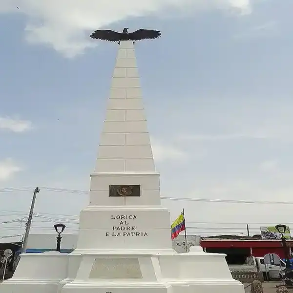 Árbol de la libertad en Lorica, Córdoba, Colombia, con monumento y bandera local.