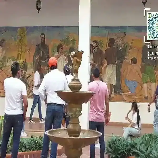Pintura mural en Lorica, Córdoba, Colombia, con visitantes observando la obra artística.