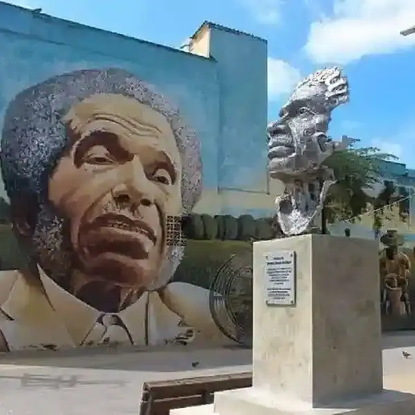 Título alternativo (ALT): Mural de arte urbano con retrato de un líder en Lorica, Córdoba, Colomb.