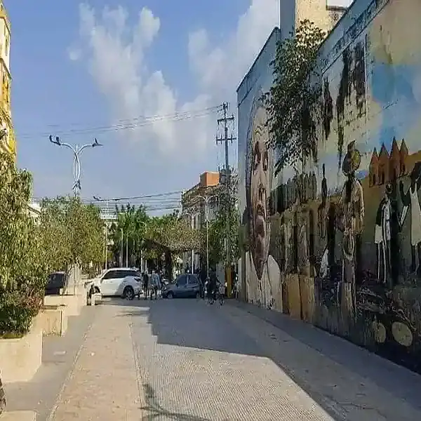 Árbol y mural en calle de Lorica, Córdoba, Colombia.