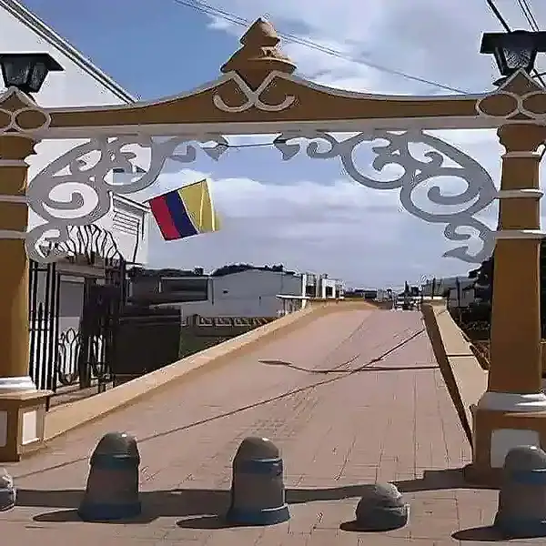 Puerta de entrada decorativa en Lorica, Córdoba, Colombia, con bandera colombiana y luminarias.