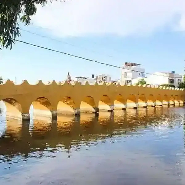 Puente histórico sobre el río en Lorica, Córdoba, Colombia.