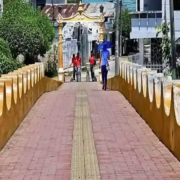 Paredes decorativas en el puente peatonal de Lorica, Córdoba, Colombia.