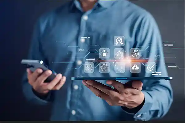 Sistemas integrados 1 Persona usando dispositivos tecnológicos en una ciudad inteligente.