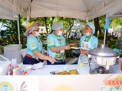 Gastronomía 5 Tres mujeres en un puesto de comida en Lorica, Córdoba, Colombia.