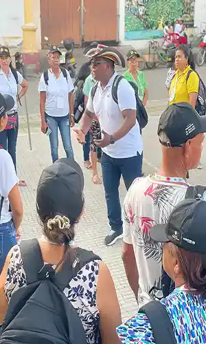 Grupo de turistas en Lorica, Córdoba, Colombia, con guía en el centro.