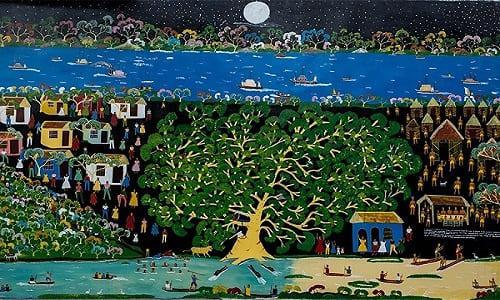 Escena nocturna con árbol grande, río y casas iluminadas en Lorica.