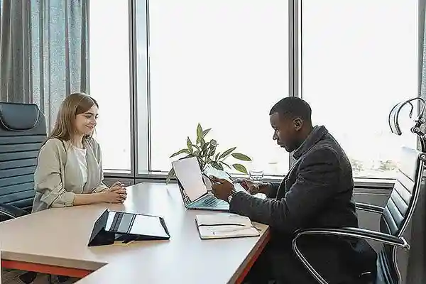 Bolsa de empleo 3 Persona en entrevista de trabajo en oficina moderna.