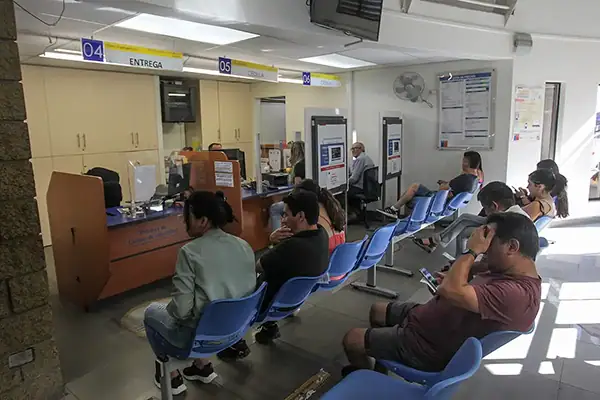 Trámites y servicios 1 Personas en fila en una oficina de atención al cliente en Lorica, Córdoba.
