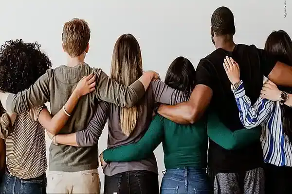 Abrazo solidario 1 Grupo de personas en un abrazo solidario, vista de espaldas.