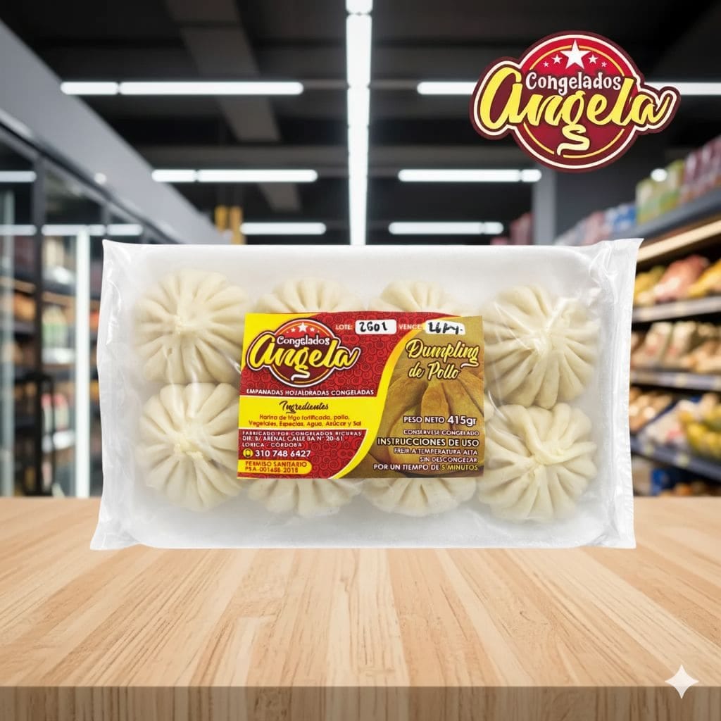 Paquete de dumplings de pollo congelados en supermercado.