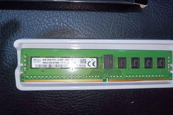 Memoria RAM DDR3 de 2GB para computadora en caja blanca.