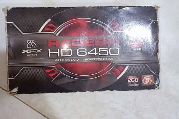Caja de tarjeta gráfica Radeon HD 6450 con 2GB de memoria.